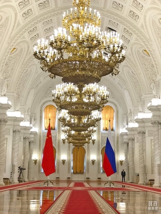 △克里姆林宮喬治大廳，習(xí)主席在這里同普京總統(tǒng)握手合影。（總臺(tái)央視記者石偉明拍攝）