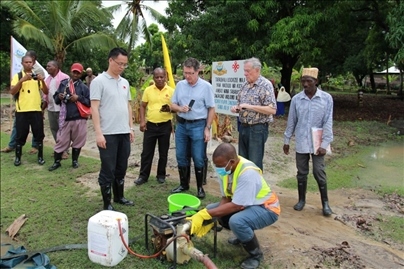 世界衛(wèi)生組織評估專家組評估援桑血吸蟲病現(xiàn)場媒介控制工作(受訪機構提供)