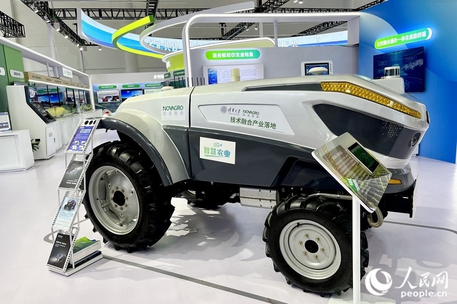 通過(guò)手機(jī)，就能指揮新能源無(wú)人駕駛拖拉機(jī)在田里作業(yè)。人民網(wǎng) 錢嘉禾攝