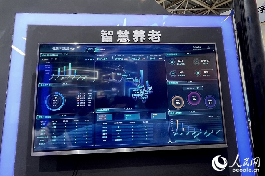 “意康養(yǎng)”智慧養(yǎng)老平臺(tái)充分利用信息化手段，把轄區(qū)內(nèi)社會(huì)資源充分整合和調(diào)配，滿足老年人多元的養(yǎng)老服務(wù)需求。人民網(wǎng) 錢嘉禾攝