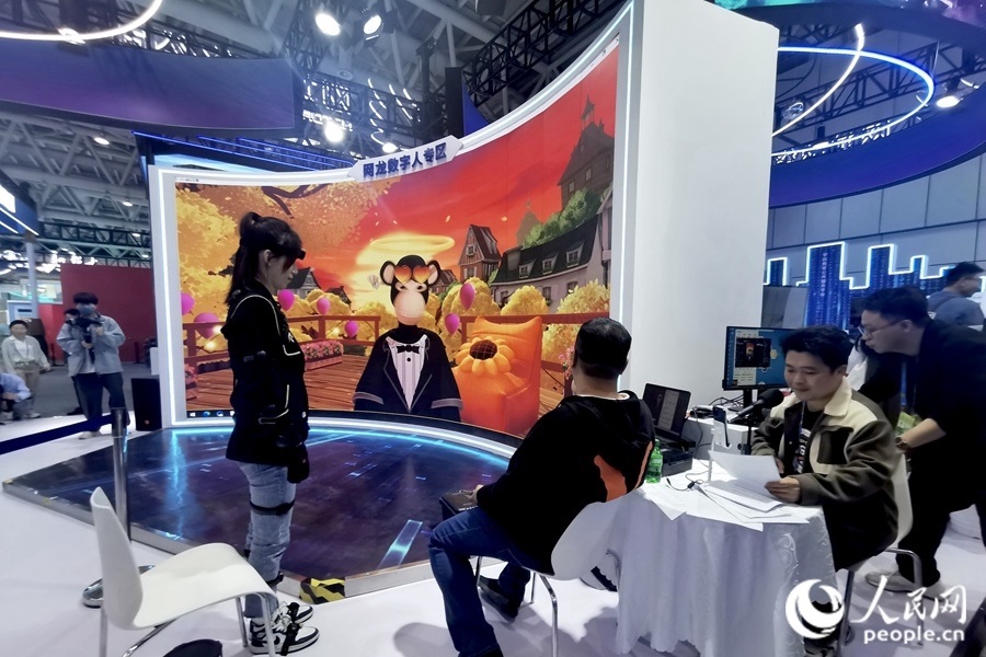 數(shù)字人主播“無(wú)聊猿”。人民網(wǎng) 葉青卿攝