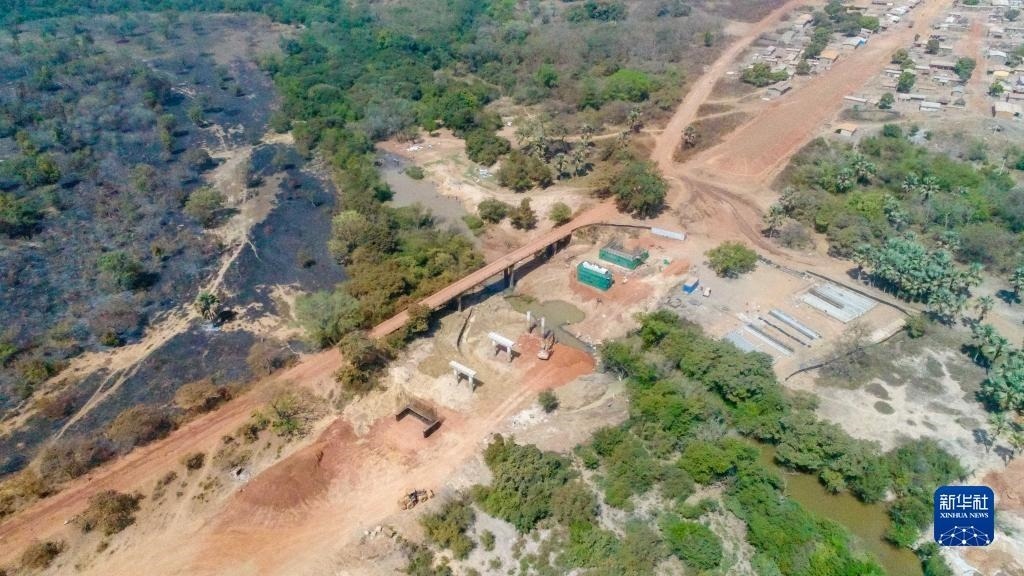 這是1月12日在科特迪瓦西北部奧迭內(nèi)省拍攝的北部公路項(xiàng)目施工現(xiàn)場(chǎng)（無(wú)人機(jī)照片）。新華社發(fā)（中國(guó)港灣工程有限責(zé)任公司供圖）