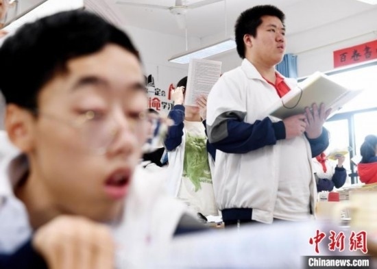 朱金祥(右)和鐘華強(qiáng)(左)正在加緊復(fù)習(xí)迎接高考。 卓忠偉 攝