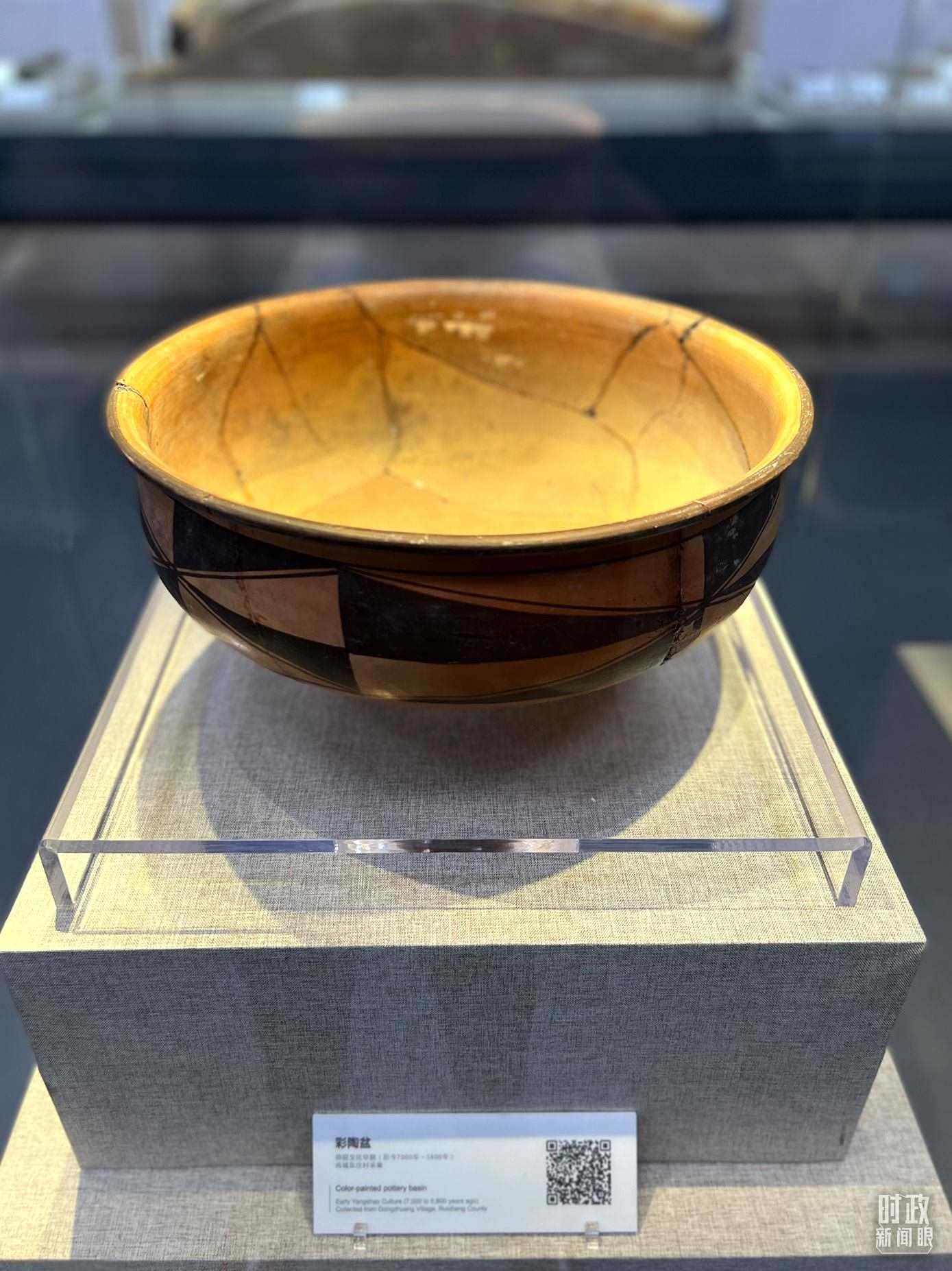 △運(yùn)城博物館內(nèi)展出的仰韶文化早期的彩陶盆。（總臺央視記者邢彬拍攝）