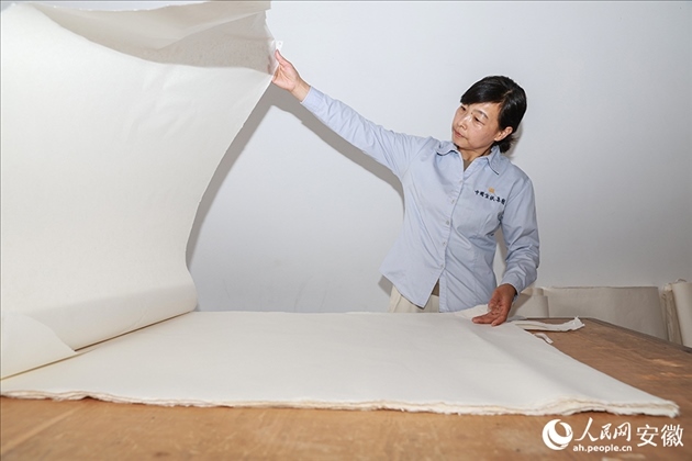 制簾需要將蔑條通過(guò)專(zhuān)門(mén)的小孔磨細(xì)。人民網(wǎng)記者 張俊攝