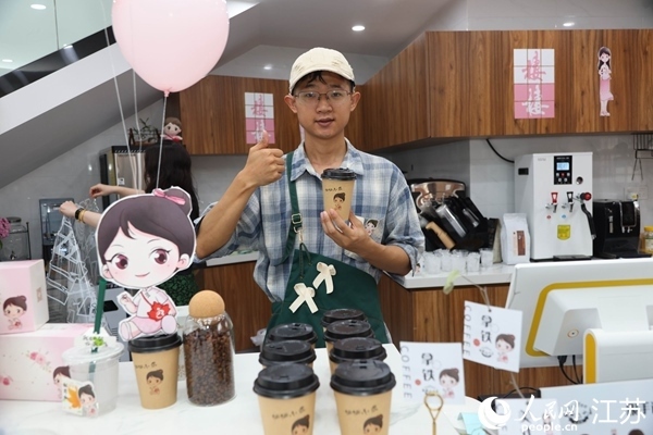 謝雨橋展示制作好的咖啡。人民網(wǎng)記者 馬曉波攝