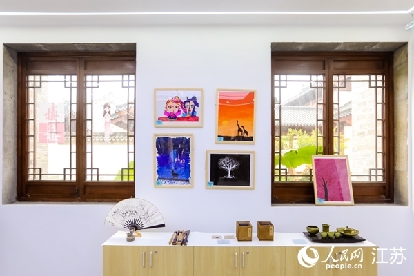 “棲棲小店”的文創(chuàng)產(chǎn)品展示廳。人民網(wǎng)記者 馬曉波攝