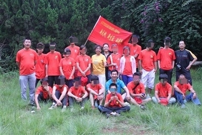 項(xiàng)目辦開展活動(dòng)合影，喬海云（后排中，黑衣）和張?jiān)氯纾ê笈庞乙唬? referrerpolicy=