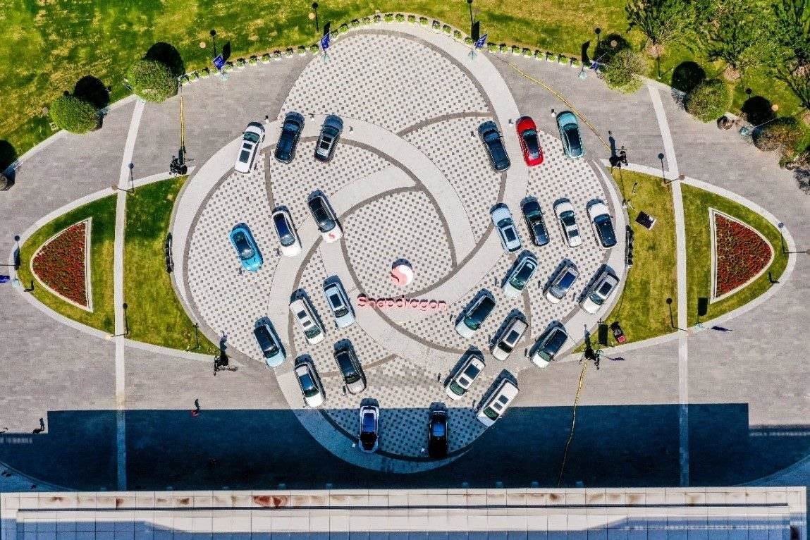 峰會戶外整車展示區(qū)俯瞰圖。（受訪者供圖）