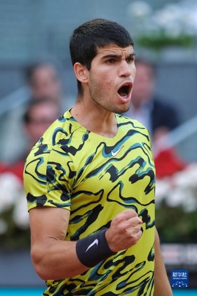 5月7日，阿爾卡拉斯在比賽中慶祝得分。當(dāng)日，在西班牙馬德里網(wǎng)球公開賽男單決賽中，西班牙選手阿爾卡拉斯以2比1戰(zhàn)勝德國選手施特魯夫，奪得冠軍。新華社記者 孟鼎博 攝
