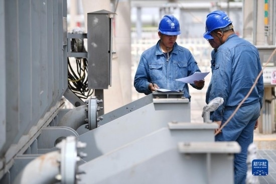 5月27日，電力工人在工程現(xiàn)場(chǎng)進(jìn)行檢修作業(yè)。