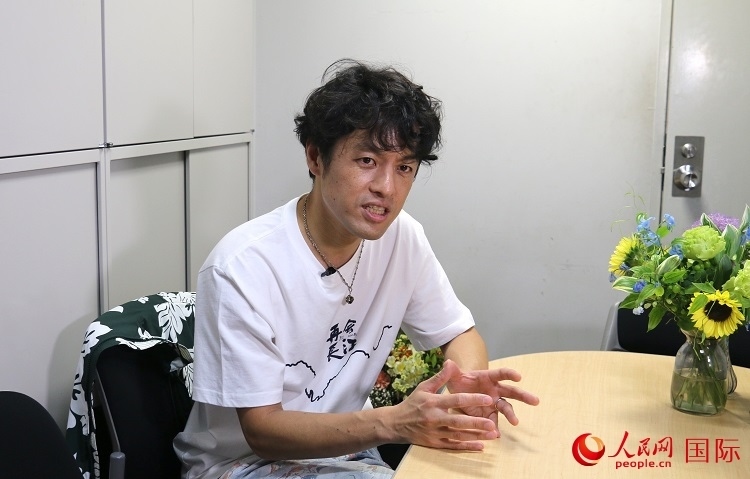 竹內(nèi)亮接受人民網(wǎng)專訪。人民網(wǎng) 許可攝