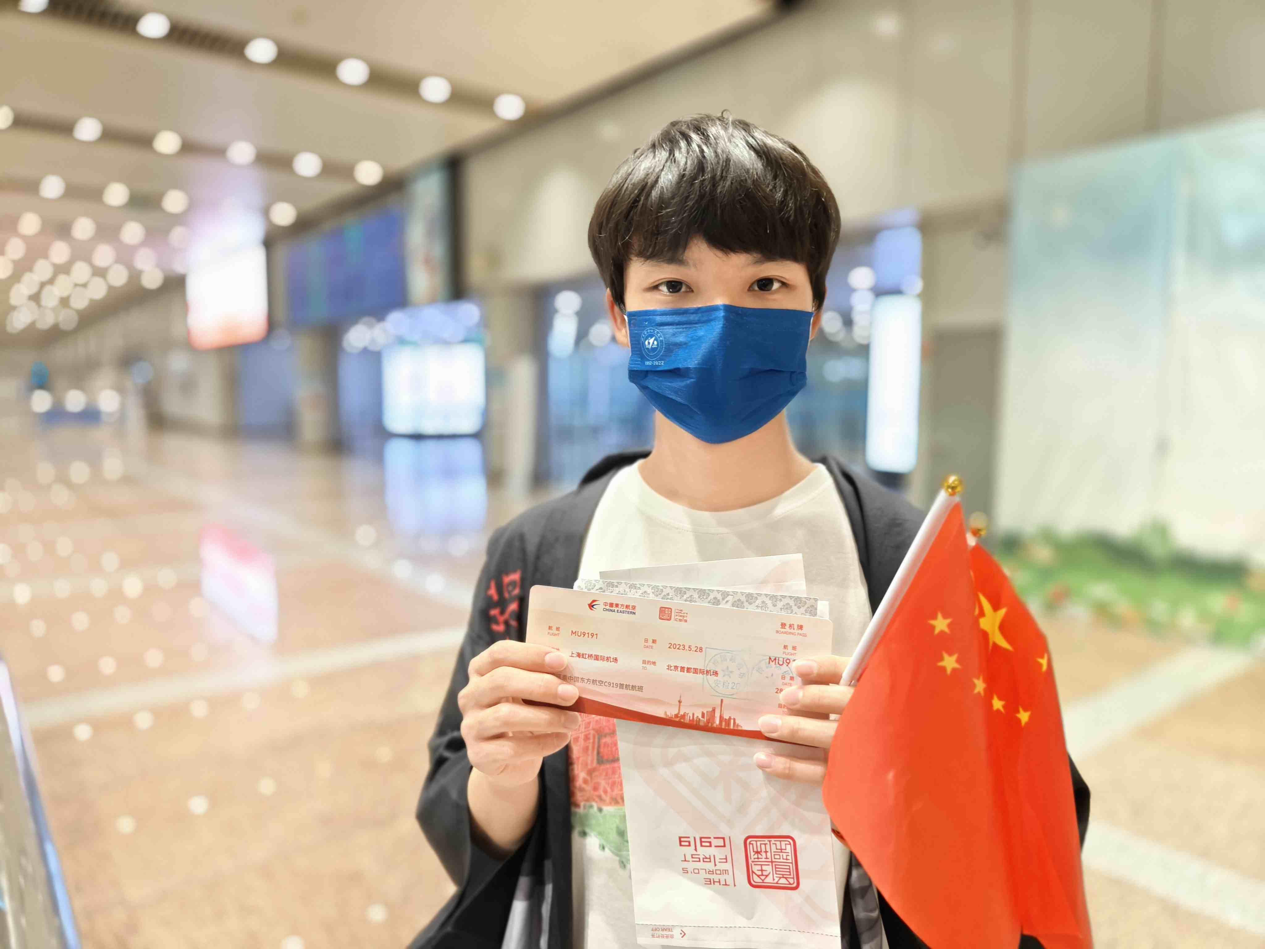 張可立向記者展示有著紀念意義的登機牌。人民網(wǎng)記者 夏曉倫攝