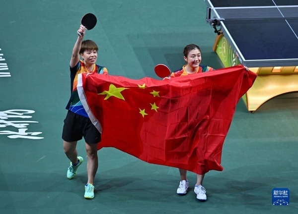 5月27日，陳夢（右）/王藝迪慶祝勝利。當(dāng)日，在南非德班進(jìn)行的2023年世界乒乓球錦標(biāo)賽女子雙打決賽中，中國選手陳夢/王藝迪以3比0戰(zhàn)勝韓國選手田志希/申裕斌，奪得冠軍。新華社記者 陶希夷攝