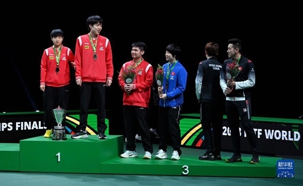 5月26日，冠軍中國組合王楚欽（左二）/孫穎莎（左一）與季軍中國組合林詩棟（左三）/蒯曼（左四）、中國香港組合黃鎮(zhèn)廷（右一）/杜凱琹在頒獎儀式后交流。新華社記者 陶希夷攝