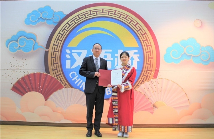 中國銀行首爾分行行長周建軍為大學(xué)生組冠軍頒獎并頒發(fā)就業(yè)證書。首爾孔子學(xué)院供圖