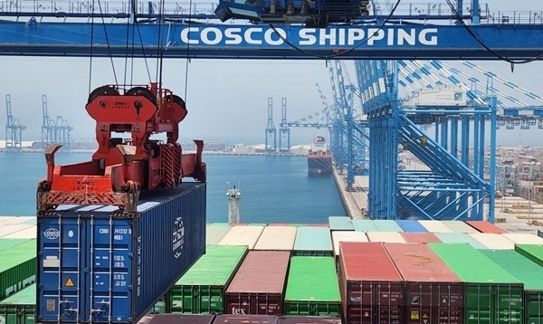 圖為“東方西班牙”輪在裝載貨物。人民網(wǎng)記者 管克江 攝