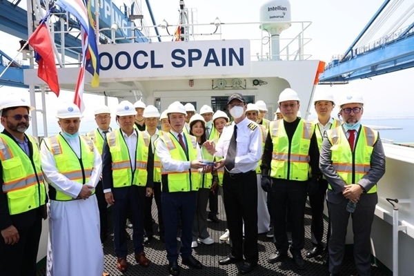 圖為與會(huì)嘉賓參觀“東方西班牙”輪。中遠(yuǎn)海運(yùn)港口阿布扎比碼頭供圖