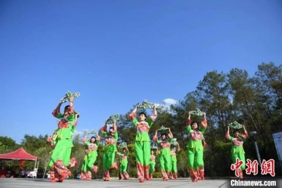 市民在跳廣場(chǎng)舞。 唐小晴 攝