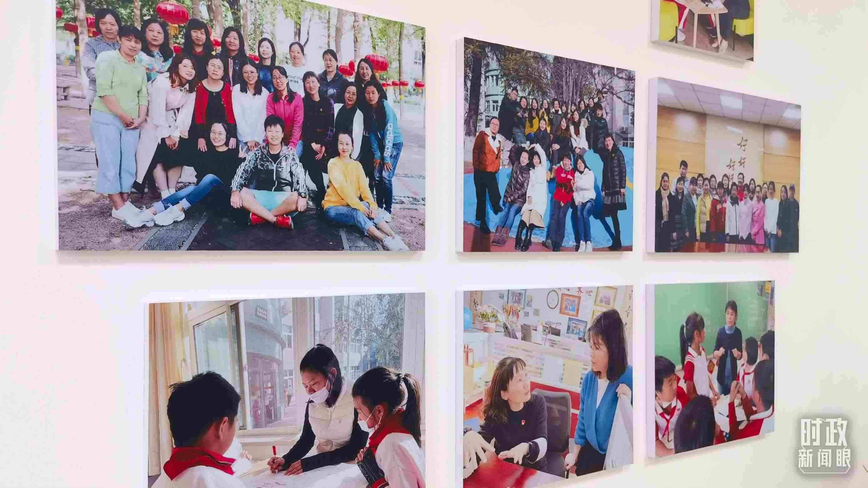 △五年級(jí)教師辦公室內(nèi)的合影展板。（總臺(tái)央視記者賈林拍攝）