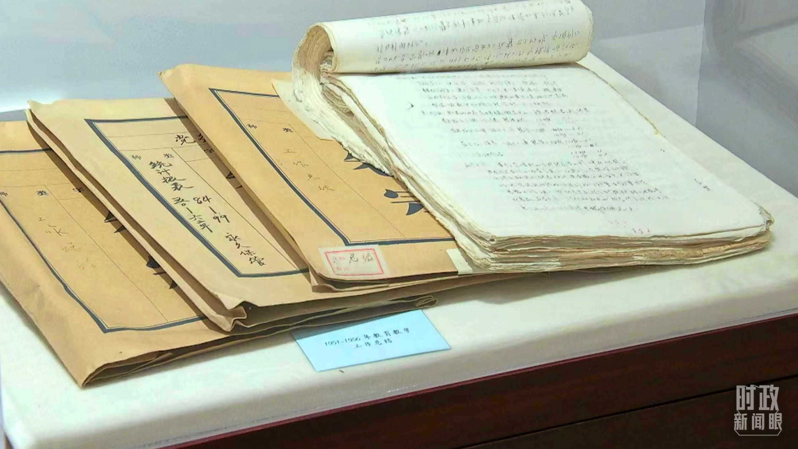 △校史館內(nèi)的教育教學(xué)工作總結(jié)展陳。（總臺(tái)央視記者金雨秋拍攝）