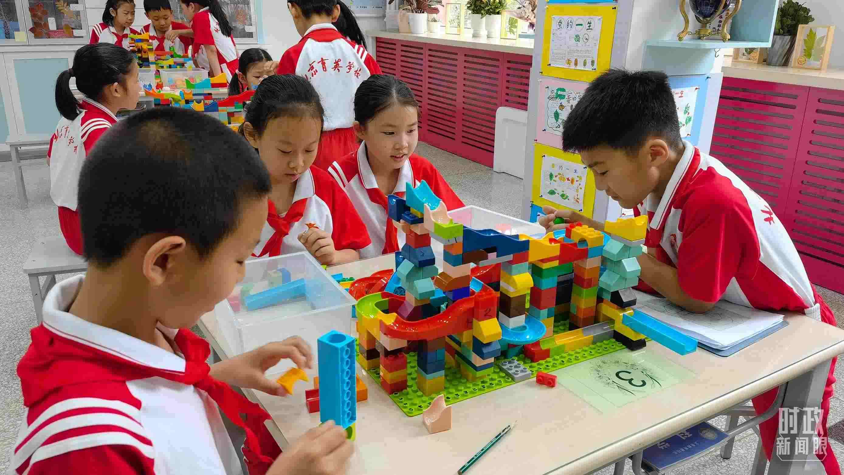 △正在搭建過山車模型的學(xué)生們。（總臺(tái)央視記者石丞拍攝）