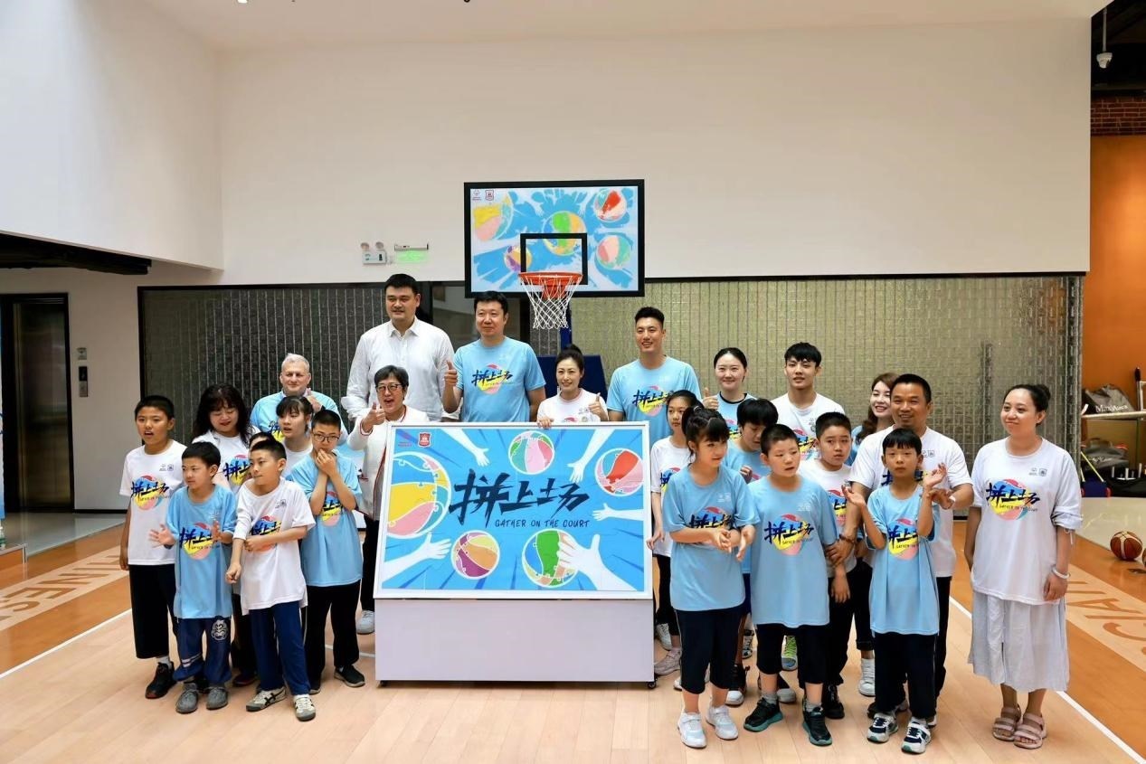 嘉賓與特奧小運(yùn)動(dòng)員在活動(dòng)結(jié)束后合影。人民網(wǎng)記者 郝帥攝