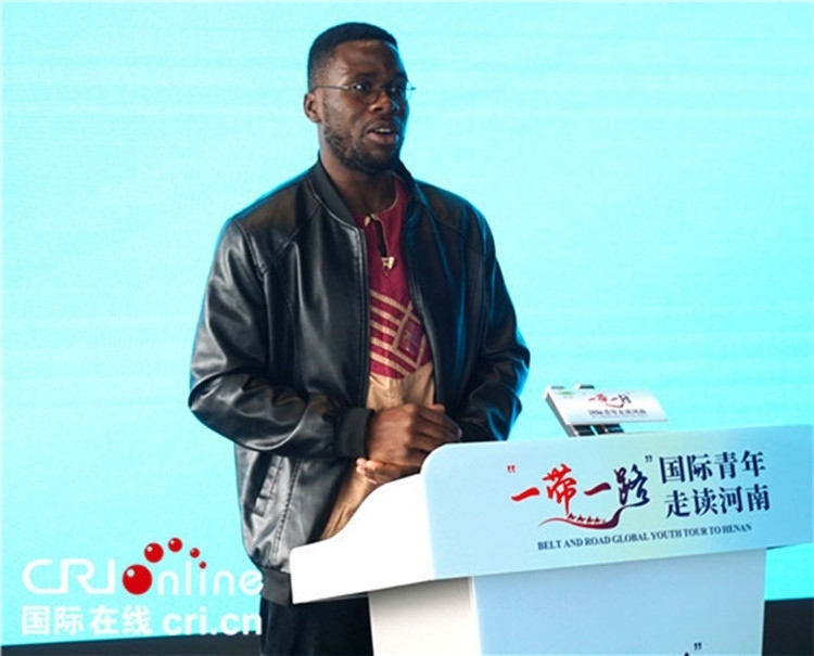 國際青年代表奕曉龍發(fā)言。賈親親 攝