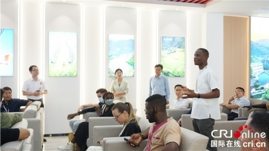 “一帶一路”國際青年走進信陽羅山 看“紅”“綠”資源助力鄉(xiāng)村未來_fororder_“一帶一路”國際青年采風(fēng)團成員現(xiàn)場提問 攝影 賈親親.JPG