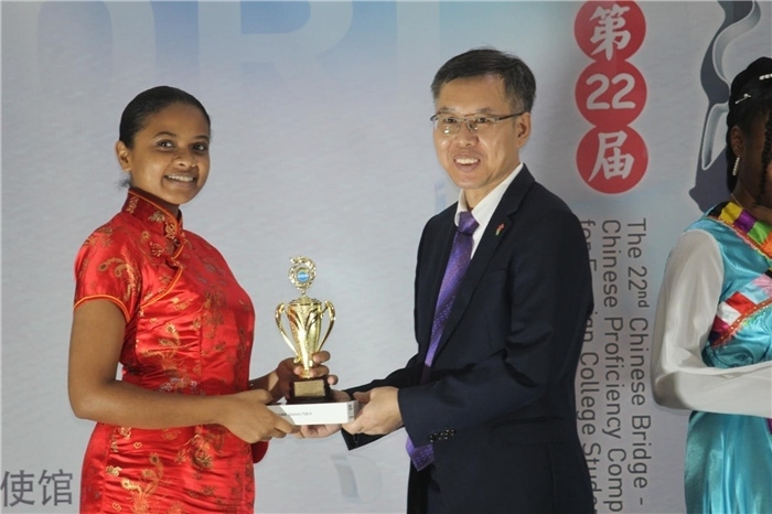 陳錫來(lái)參贊為獲獎(jiǎng)選手頒發(fā)二等獎(jiǎng)。圭亞那大學(xué)孔子學(xué)院供圖