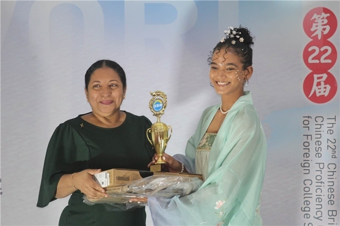 圭亞那大學(xué)校長(zhǎng)默罕默德為獲獎(jiǎng)選手頒發(fā)一等獎(jiǎng)。圭亞那大學(xué)孔子學(xué)院供圖