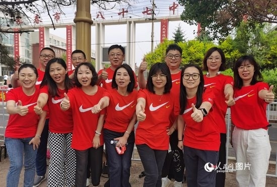 6月7日一早，陽(yáng)光明媚，天氣涼爽，在長(zhǎng)春市第八十七中學(xué)，考生們正陸續(xù)進(jìn)入考場(chǎng)。親友團(tuán)為參加高考的學(xué)子們加油鼓勁。人民網(wǎng)記者 王帝元攝