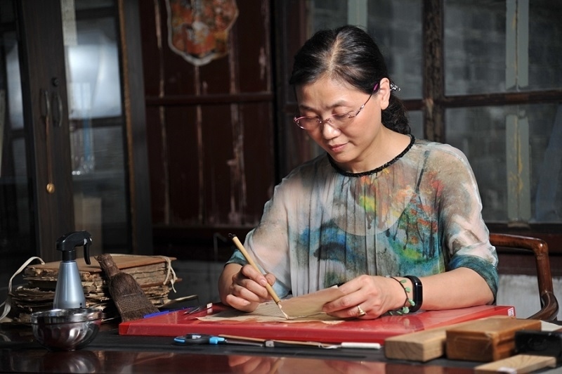 天一閣古籍修復(fù)師工作場(chǎng)景。天一閣博物院供圖