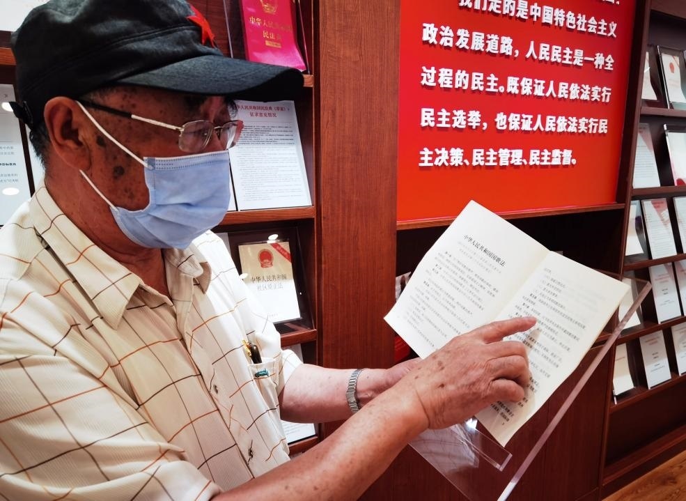 夏云龍給記者展示國歌法修改的內(nèi)容。人民網(wǎng)記者 唐小麗攝