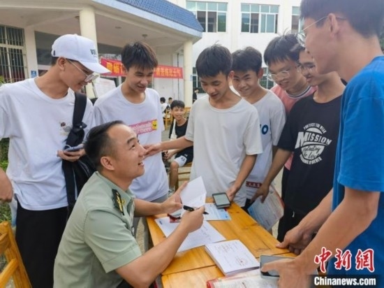 專武干部在講解相關(guān)政策。韋碩 攝