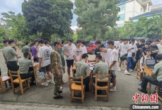 專武干部在發(fā)放兵役登記證。韋碩 攝