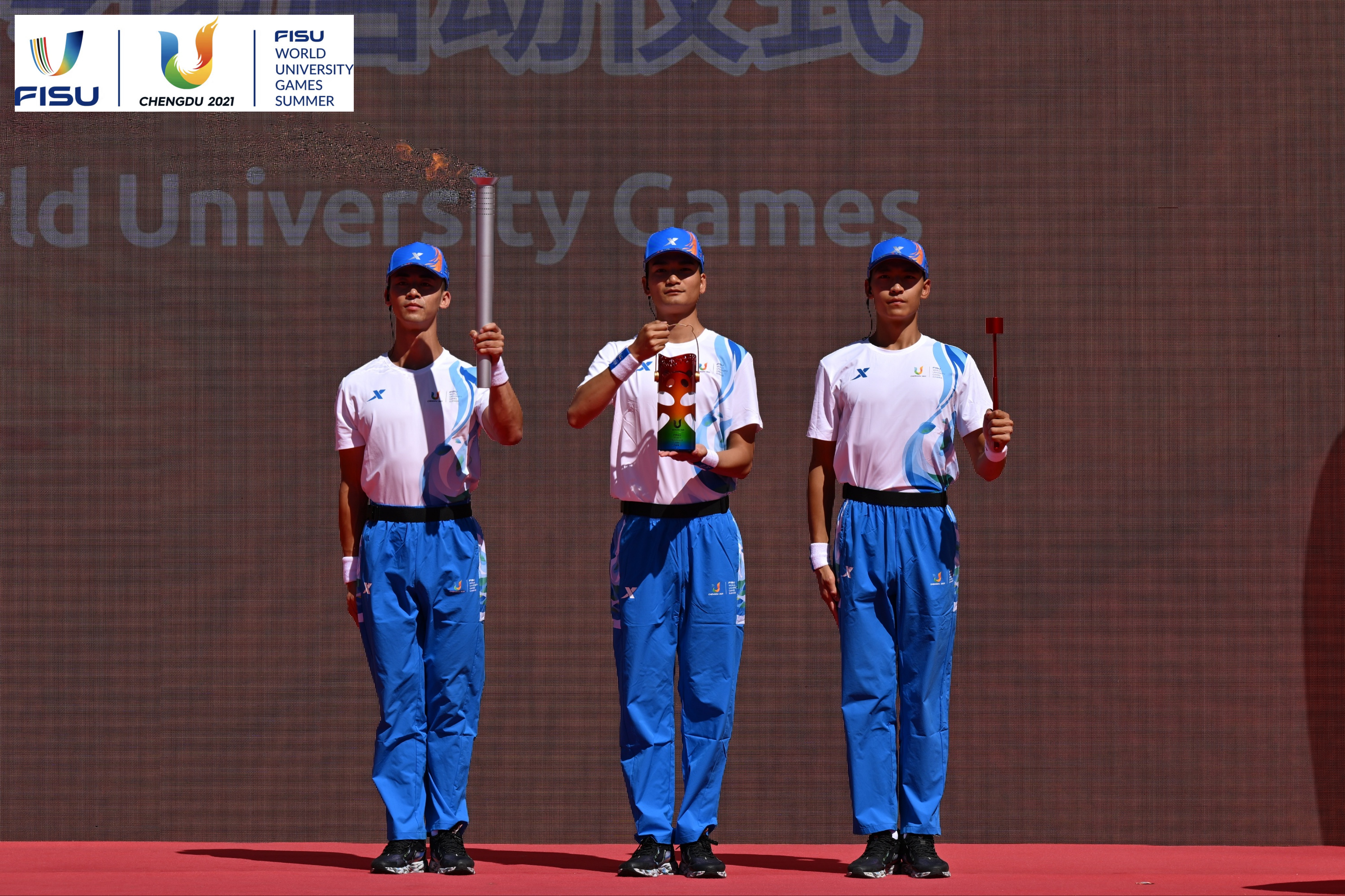 成都大運會火種護衛(wèi)隊點燃大運火炬。 圖片來源：成都大運會執(zhí)委會供圖