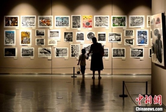 圖為家長帶著孩子參觀展覽。呂明 攝