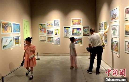 圖為家長帶著孩子參觀展覽。呂明 攝