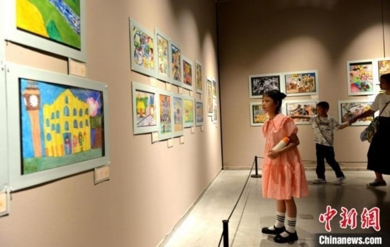 圖為家長帶著孩子參觀展覽。呂明 攝