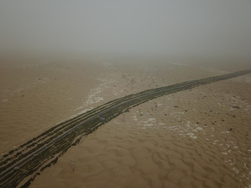 這是2019年8月12日拍攝的塔里木沙漠公路兩側(cè)的綠色屏障（無(wú)人機(jī)照片）。新華社記者宿傳義攝