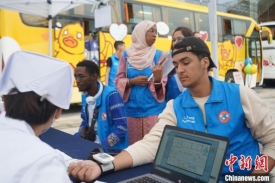 6月13日，在第20個世界獻血者日前夕，20名在贛留學生組團前往血站獻血。吳迪 攝