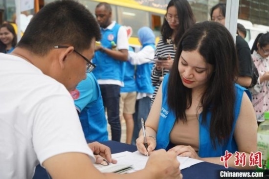 6月13日，在第20個世界獻血者日前夕，20名在贛留學生組團前往血站獻血。吳迪 攝