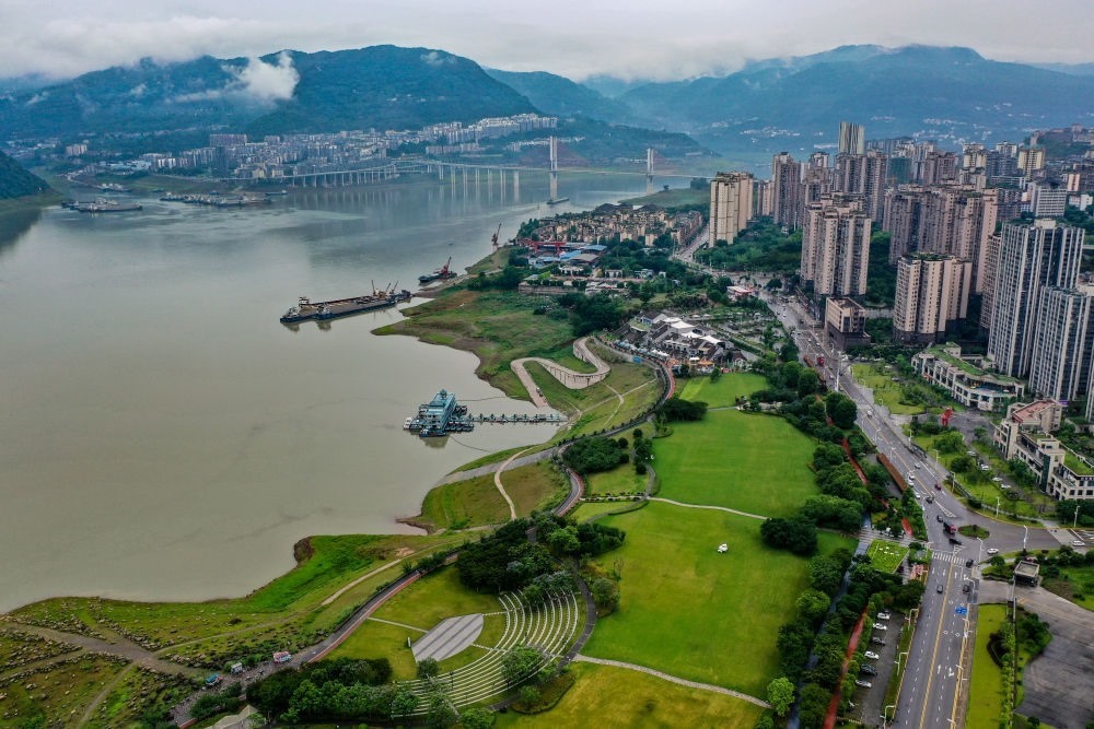 這是2023年6月7日拍攝的位于重慶市云陽縣的云陽城區(qū)環(huán)湖綠道（無人機(jī)照片）。當(dāng)?shù)貙⑸鷳B(tài)治理與生態(tài)修復(fù)結(jié)合起來，兼顧城市旅游和運(yùn)動(dòng)休閑等功能需要，打造環(huán)縣城兩江四岸33公里綠道。新華社記者 唐奕 攝