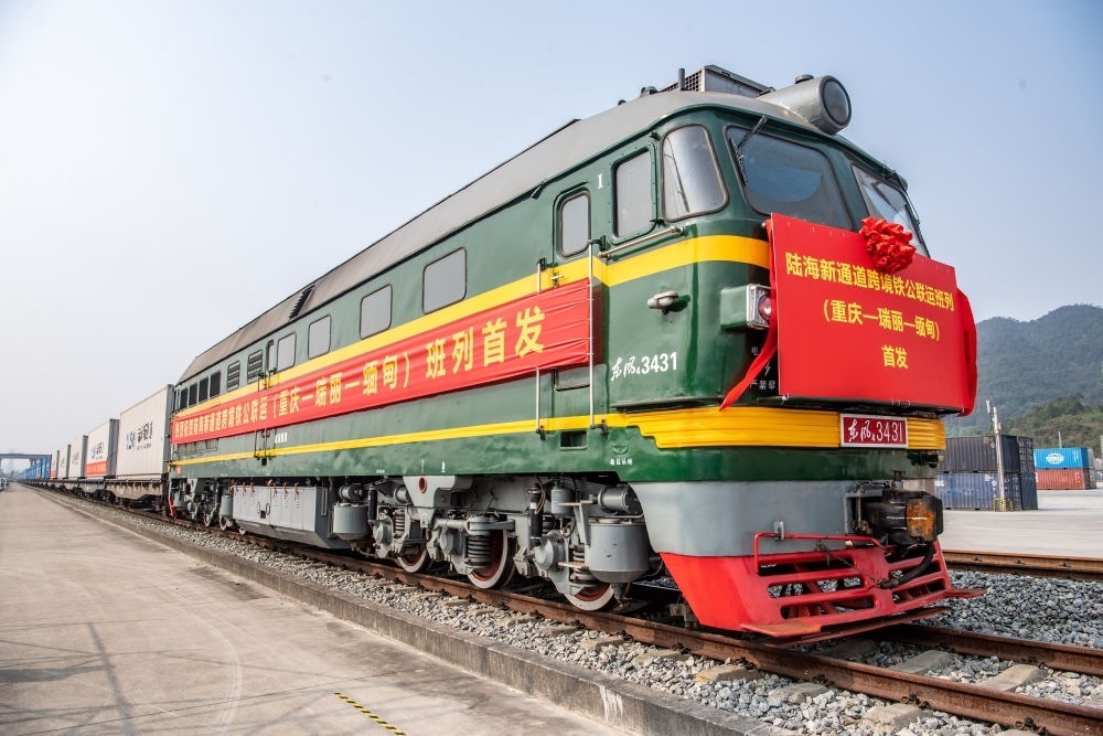 陸海新通道跨境鐵公聯(lián)運(yùn)班列（重慶—瑞麗—緬甸）首發(fā)班列在重慶江津小南埡鐵路物流中心等候發(fā)車（2023年4月3日攝）。新華社記者 唐奕 攝