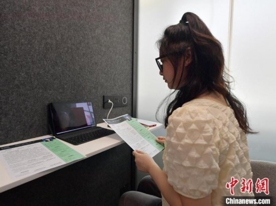 學(xué)生通過“云面試空間”進(jìn)行求職面試。劉棟 攝