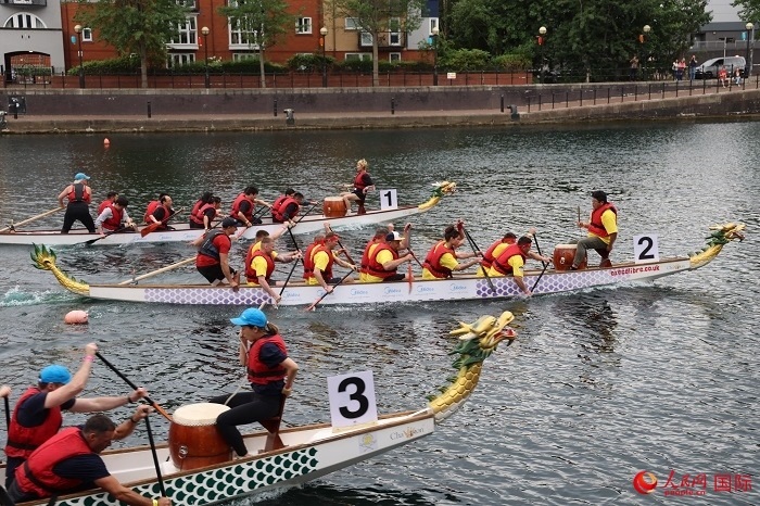 2023全英中華端午龍舟會(huì)比賽現(xiàn)場，幾支隊(duì)伍你追我趕。人民網(wǎng)記者 邢雪攝