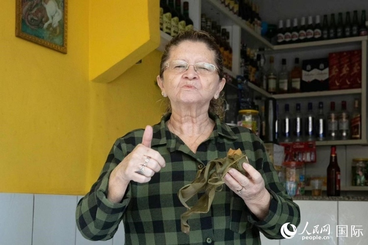 圣瑪塔社區(qū)居民品嘗粽子。王天聰攝