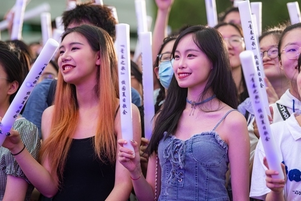 場(chǎng)下觀眾十分熱情。人民網(wǎng)記者 翁奇羽攝