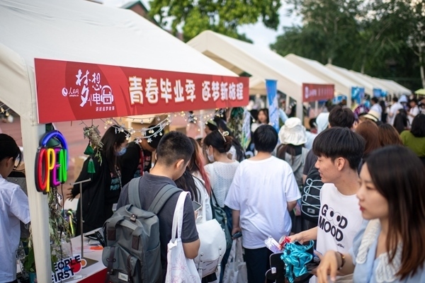 市集現(xiàn)場(chǎng)。人民網(wǎng)記者 翁奇羽攝